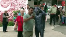 Adana'da bir yurttaş oyunu kullanmaya örümcek adam kostümüyle geldi