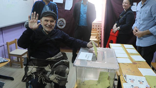 Tekerlekli sandalye ile gelip oyunu kullandı