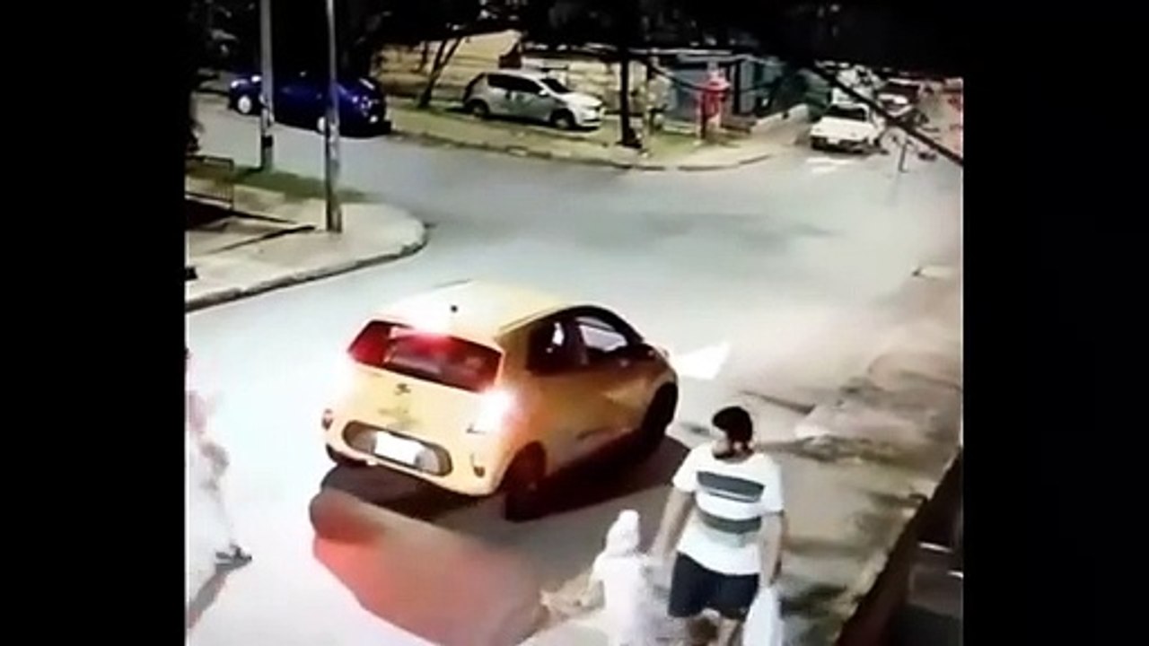 Ce motard a vraiment beaucoup de chance... et aussi un bon gainage des abdos