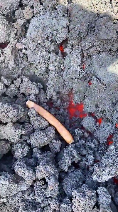 Il fait cuire ses saucisses sur de la lave en fusion... barbecue géant
