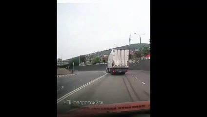 Un camion décharge bien trop tot... oups