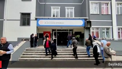 Beylikdüzü'nde CHP'li ve AK Partili okul görevlileri arasında rozet kavgası