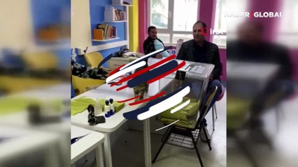 Oy sandığının başında uzun süre bekleyen kedi, gündem oldu