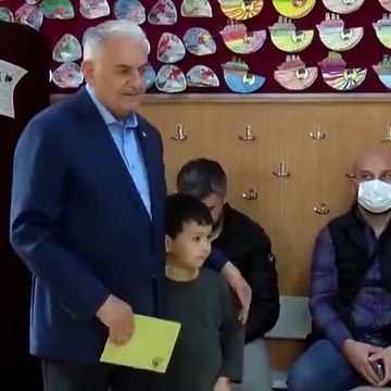 Binali Yıldırım'dan kabinden geç çıkan eşine: Ne oldu, karar veremedin mi?