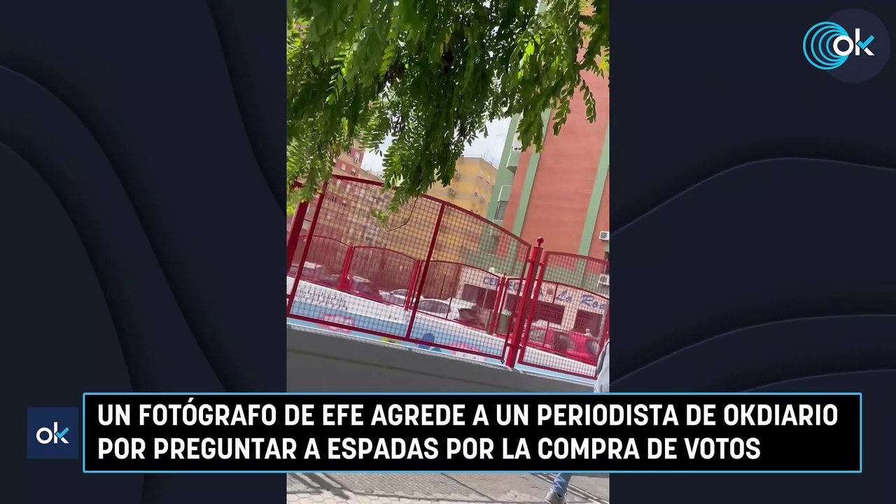Un fotógrafo de EFE agrede a un periodista de OKDIARIO por preguntar a Espadas por la compra de votos