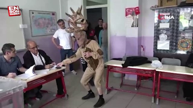 Geyik kostümüyle oy kullanmaya gelince herkes şaşkına döndü