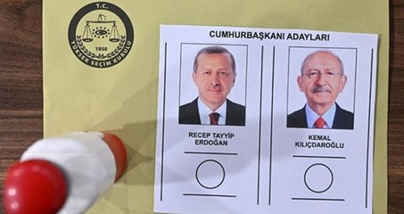 Antalya'da bir seçmen, oy kullanırken uludu