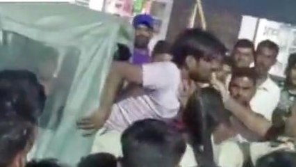 कटिहार: गिरफ्तार करने आए पुलिस के साथ आरोपी ने जमकरकी झड़प, वीडियो वायरल