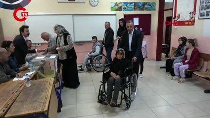 115 yaşındaki kadın tekerlekli sandalyeyle oy kullandı