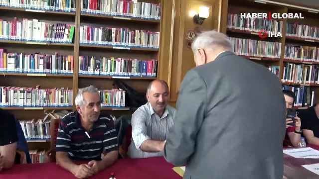 Ünlü tarihçi İlber Ortaylı oyunu Atatürk Kitaplığı'nda kullandı