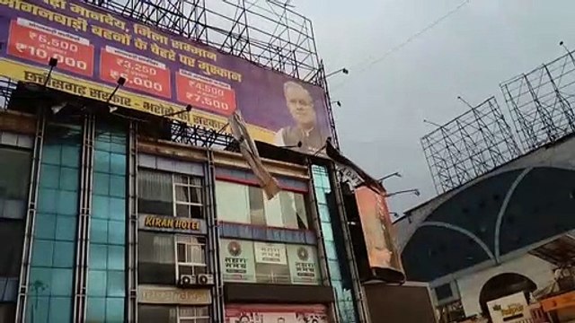 वीडियो देखें....मिनटों की आंधी से घंटों तक थमी शहर की रफ्तार: टूटे खंभे, फ्लैक्स फटे, कई इलाकों में छाया अंधेरा