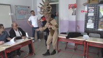 Bursa'da bir tiyatro oyuncusu, oyunu geyik kıyafetiyle kullandı