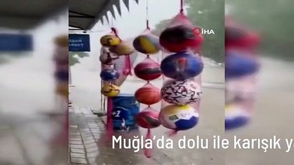 Muğla'da dolu ile karışık yağan yağmur sokakları beyaza bürüdü