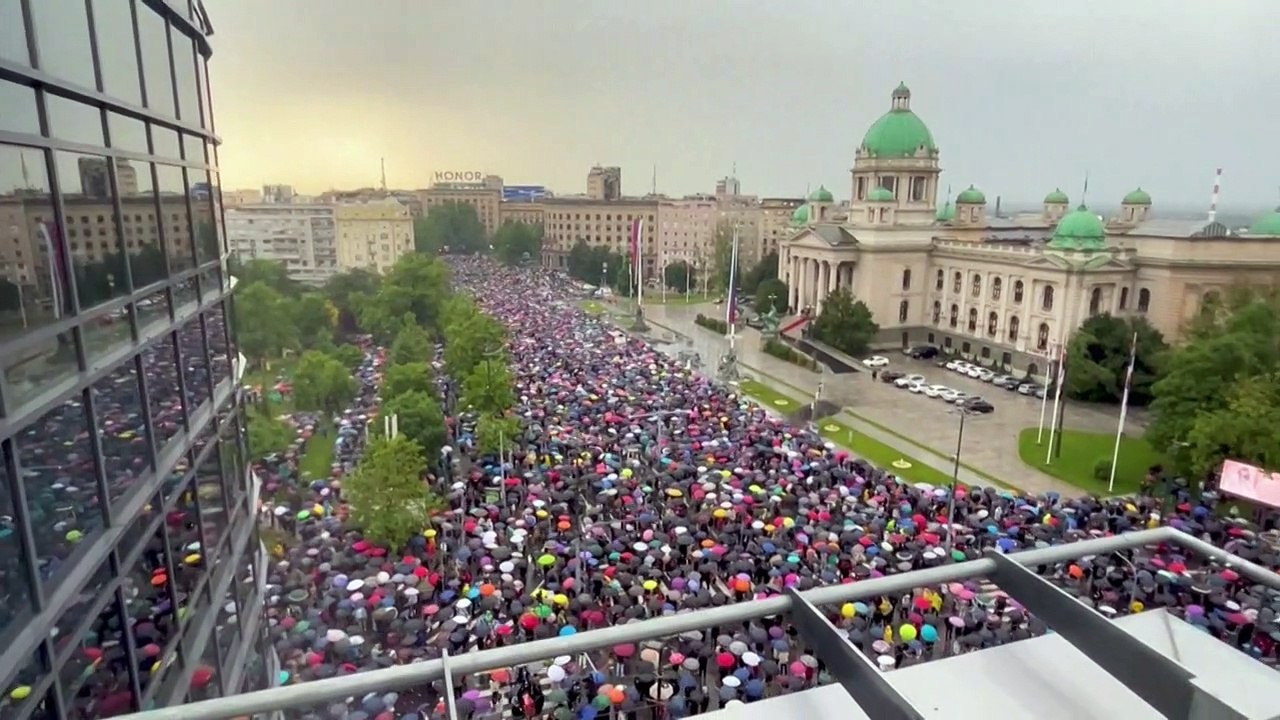 Serbien: Zehntausende bei neuen Protesten gegen Regierung