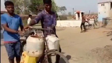 चित्रकूट: पानी की किल्लत से जूझ रहा ये गांव, कीचड़ युक्त पानी पीने को है मजबूर