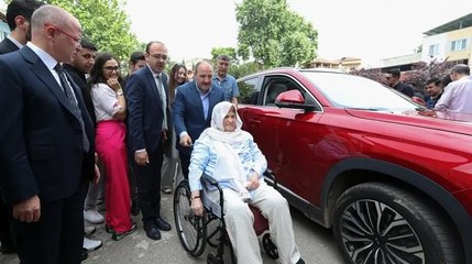 Bakan Varank, Bursa’da oyunu kullandı... Hatice Nine'ye Togg sürprizi