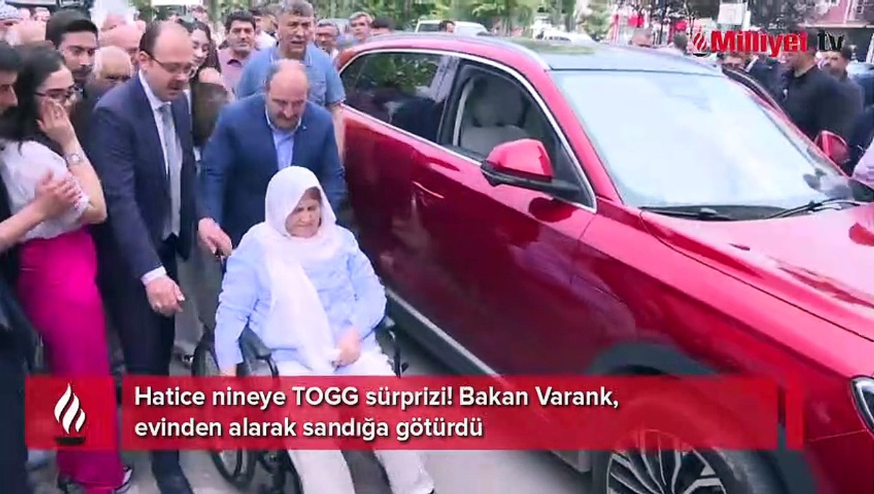 Hatice nineye TOGG sürprizi! Bakan Varank, evinden alarak sandığa götürdü