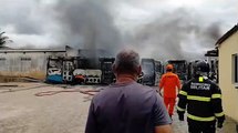Incêndio atinge ônibus estacionados em garagem em Arapiraca