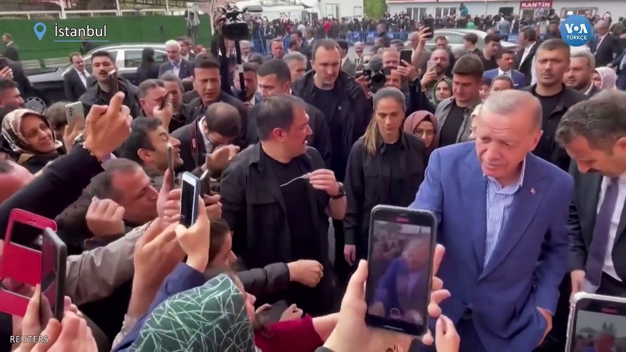 Erdoğan, oy kullandığı okulda 200 TL ve oyuncak dağıttı