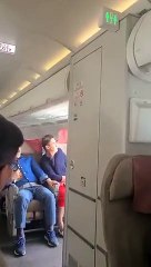 Emiten orden de arresto contra hombre que abrió puerta de emergencia de avión