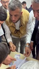 Bir kişi üç farklı kimlikle oy kullanmaya çalışırken suçüstü yakalandı