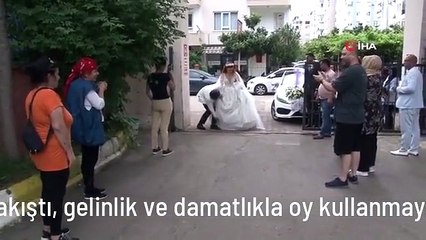 Düğünleri seçimle çakıştı, gelinlik ve damatlıkla oy kullanmaya geldiler