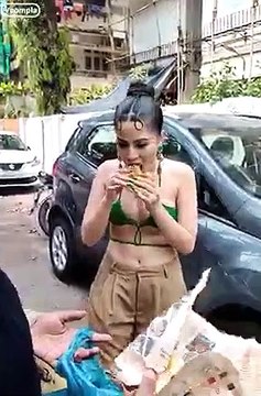 Vada pav de khaate khaate main jaaaungi Urfi Javed interview ne interview ke pehle..