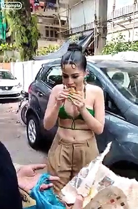 Vada pav de khaate khaate main jaaaungi" Urfi Javed interview ne interview ke pehle..