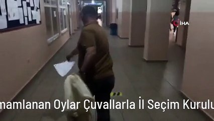 Sayımı Tamamlanan Oylar Çuvallarla İl Seçim Kuruluna Götürülüyor