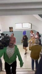 Cannes’da ödül kazanan Merve Dizdar, Türkiye’ye gelir gelmez oy kullanmaya gitti! Alkışlarla karşılandı