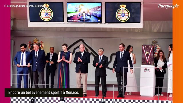 Charlene de Monaco en longue robe fendue et multicolore au GP de Monaco, elle charme avec un maquillage léger