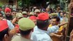 Video: दिल्ली गाजीपुर जा रहे सपा विधायक को घर से उठाकर ले गई पुलिस, देखें वीडियो