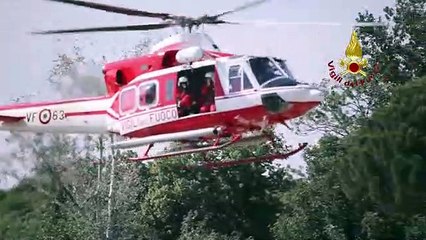 Cade in Arno e scompare, le ricerche con l'elicottero