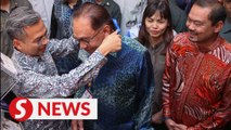 Anwar gets gold media card in appreciation of continued support for media freedom