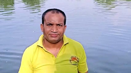 कचरों से पटे जयंती स्टेडियम के तालाब की सफाई में जुटे लोग