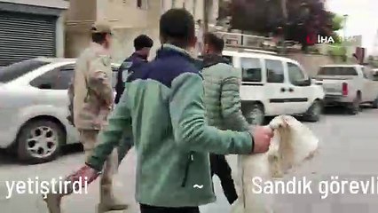 Sandık görevlileri koşarak oyları yetiştirdi