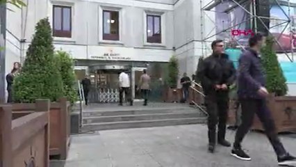 AKP'nin İstanbul il başkanlığı binası önünde kutlama hazırlığı yapılıyor