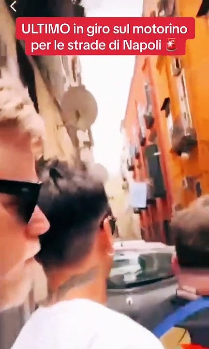 Ultimo, in tre sullo scooter e senza casco