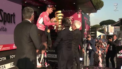 Video herunterladen: Giro d'Italia, il Presidente Mattarella consegna il Trofeo a Roglic