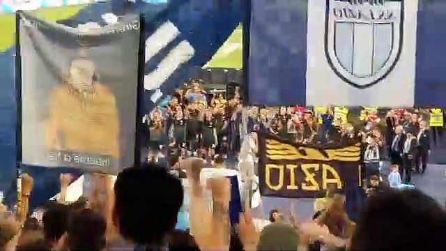Lazio - Cremonese, la squadra festeggia sotto la Nord