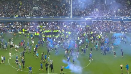 Everton fans invade pitch after club narrowly avoids relegation