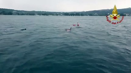 I soccorsi verso la barca a vela ribaltata a Sesto calende