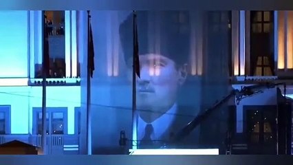 Beştepe'deki Cumhurbaşkanlığı Sarayı'na Atatürk'ün kalpaklı posteri asıldı