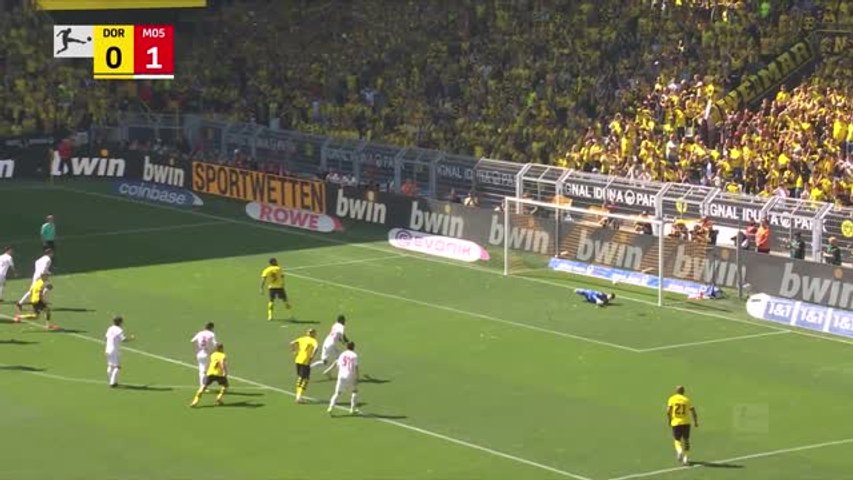 Bundesliga : Le Borussia Dortmund craque et offre le titre au Bayern (vidéo)