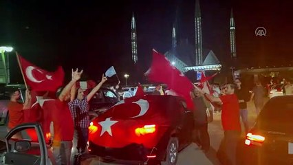 Pakistan'da yaşayan bazı Türk vatandaşları, Erdoğan'ın kazanmasını konvoy oluşturarak kutladı