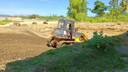Raw Power Released Bulldozer Shantui SD 16 E Overcomes Sand Piles