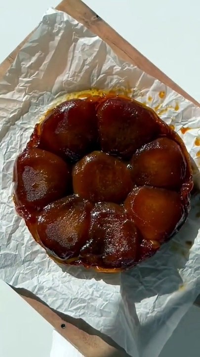 Apple tarte tatin with only 4 ingredients! 
