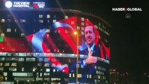 Görüntüler Katar'dan... Doha'daki The View Hastanesi'ne Cumhurbaşkanı Erdoğan’ın fotoğrafı ve Türk Bayrağı yansıtıldı