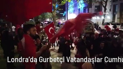 Londra'da Gurbetçi Vatandaşlar Cumhurbaşkanı Erdoğan'ın Zaferini Kutladı