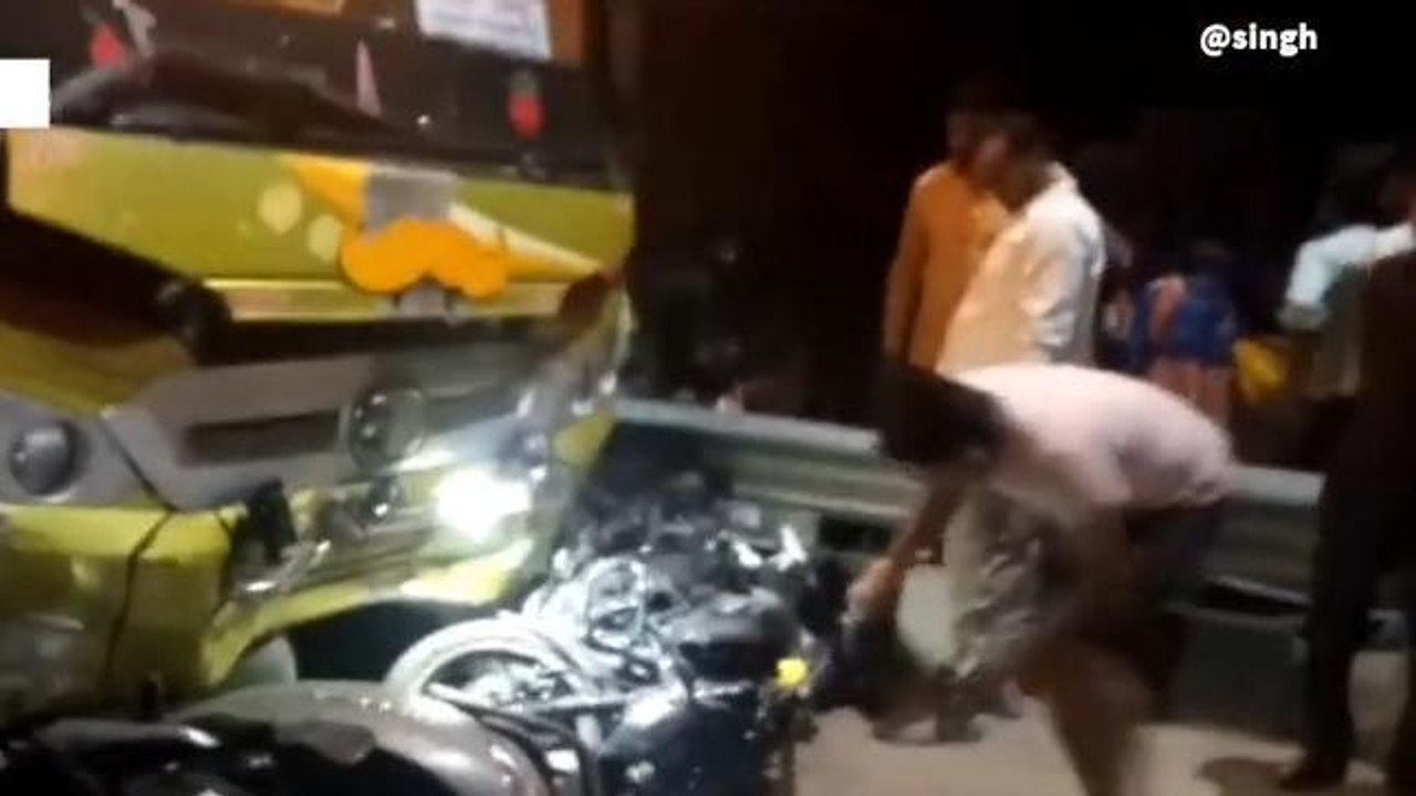 हादसा: ट्रक और बस की हुई भीषण भिड़ंत, दो की मौक...